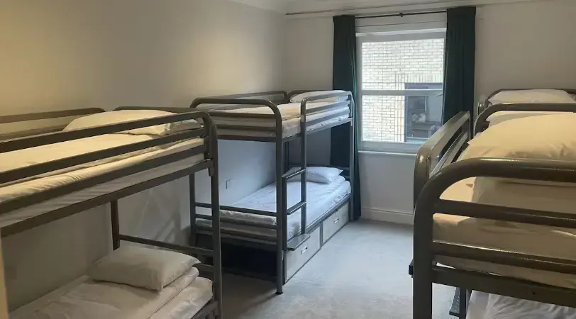 Sextuple room