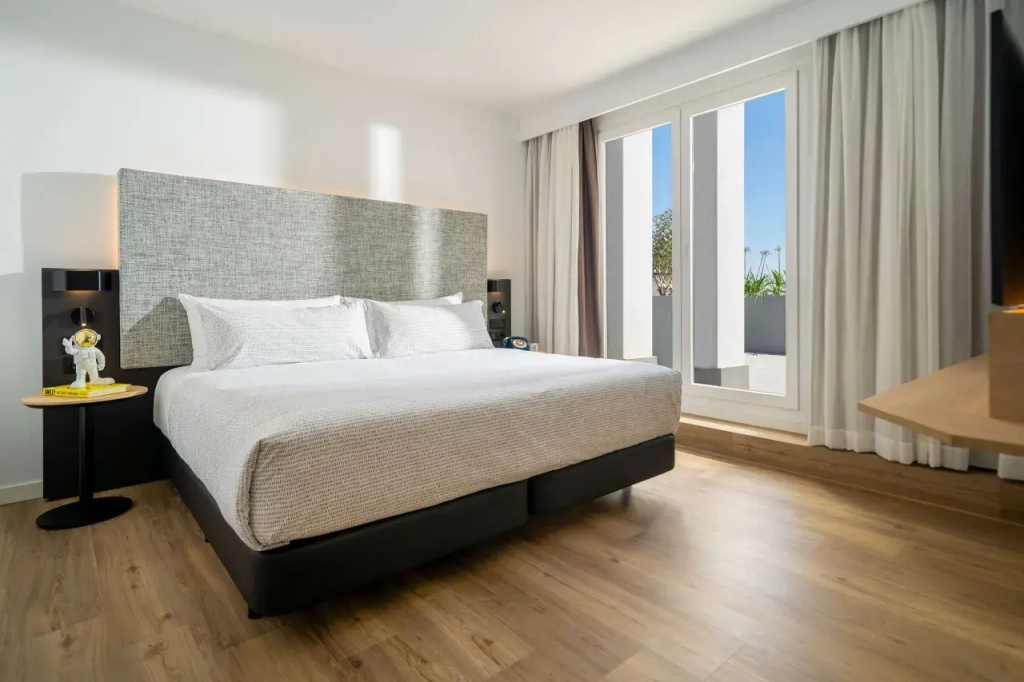 Double The Madrid Condo (full double bed)