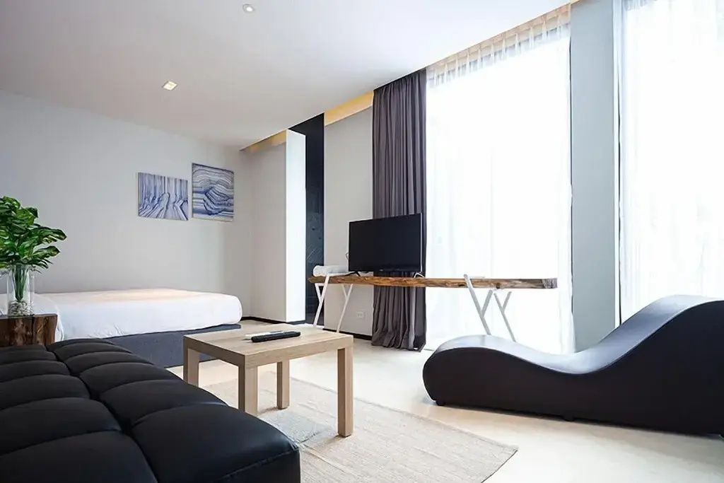 Business Double Suite (full double bed)