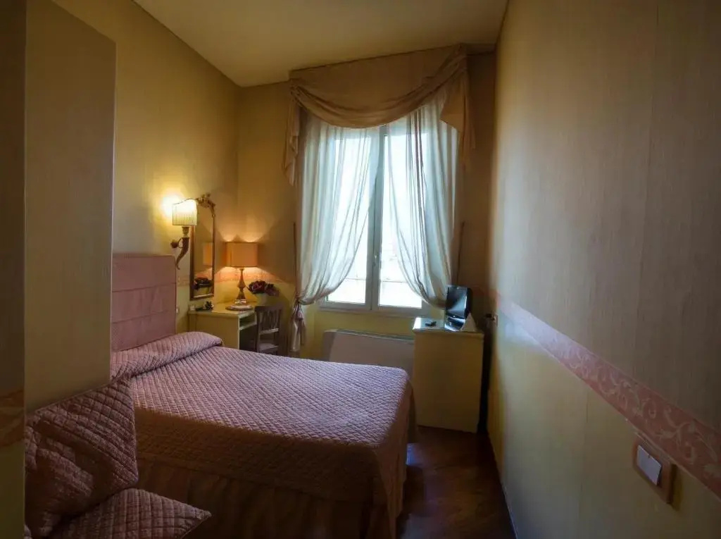 Small Double room (full double bed)