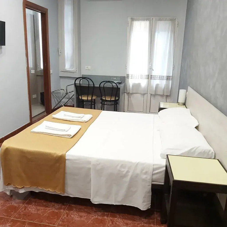 Double room (full double bed)