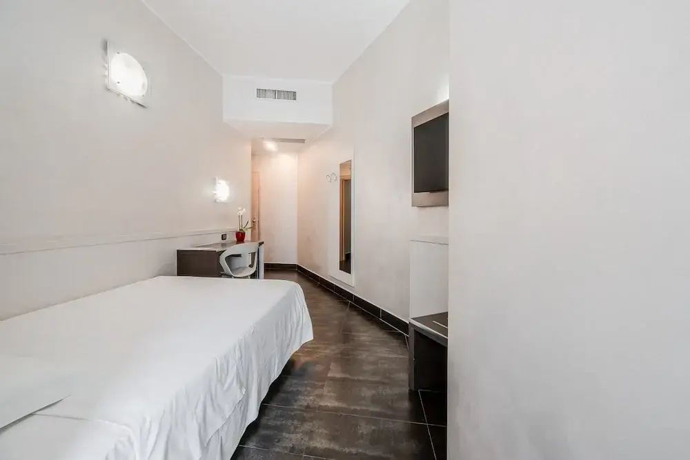 Small Double room (full double bed)