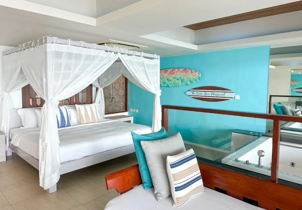 Двухместный люкс Pool Access с видом на море двуспальная кровать в Отель Zenmaya Oceanfront Phuket, Trademark Collection by Wyndham