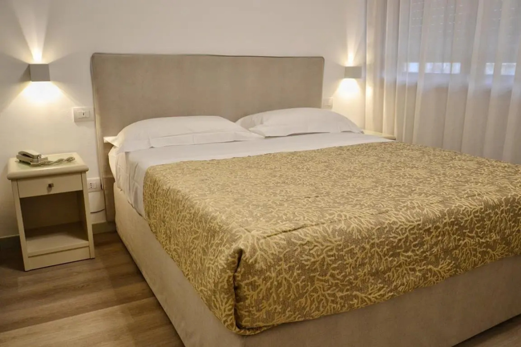 Double room (full double bed)