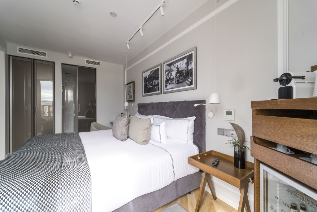 Petite Double room with sea view (full double bed)