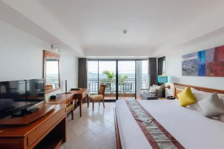 Deluxe Double room with pool view (full double bed)