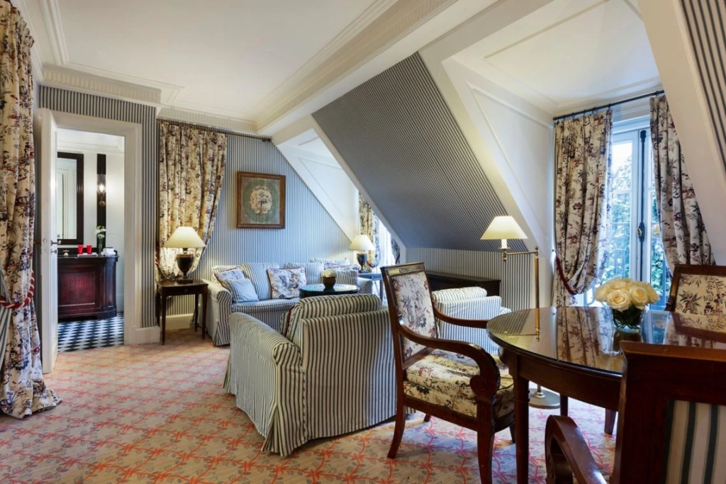 Le Dokhan’s Paris Arc de Triomphe, a Tribute Portfolio Hotel 65