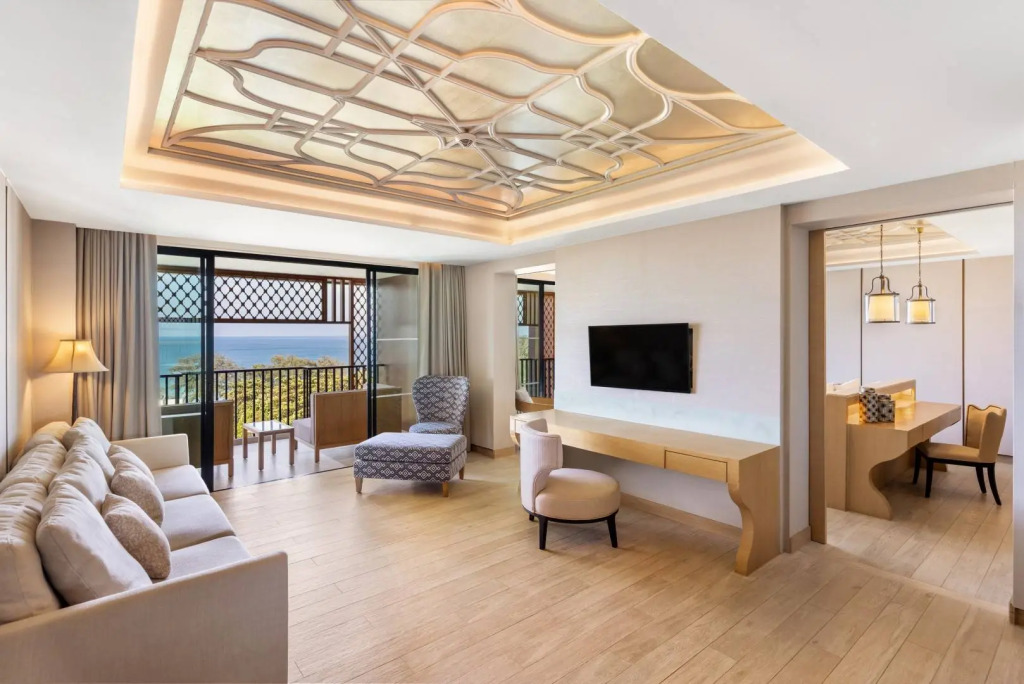 Четырёхместный люкс с 2 комнатами с балконом и с видом на океан в Avista Grande Phuket Karon - MGallery