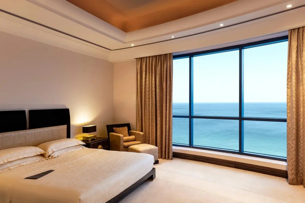 Клубный люкс Пентхаус с 3 комнатами с балконом и с видом на океан в Le Meridien Al Aqah Beach