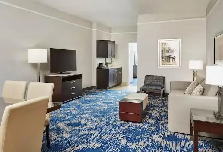 Embassy Suites by Hilton Alexandria Old Town - Chambres