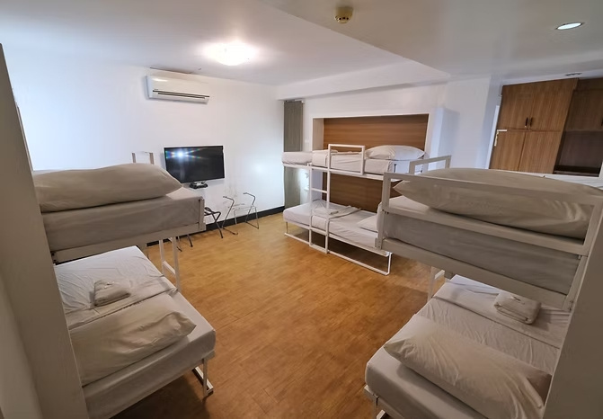 Premium Sextuple Family room