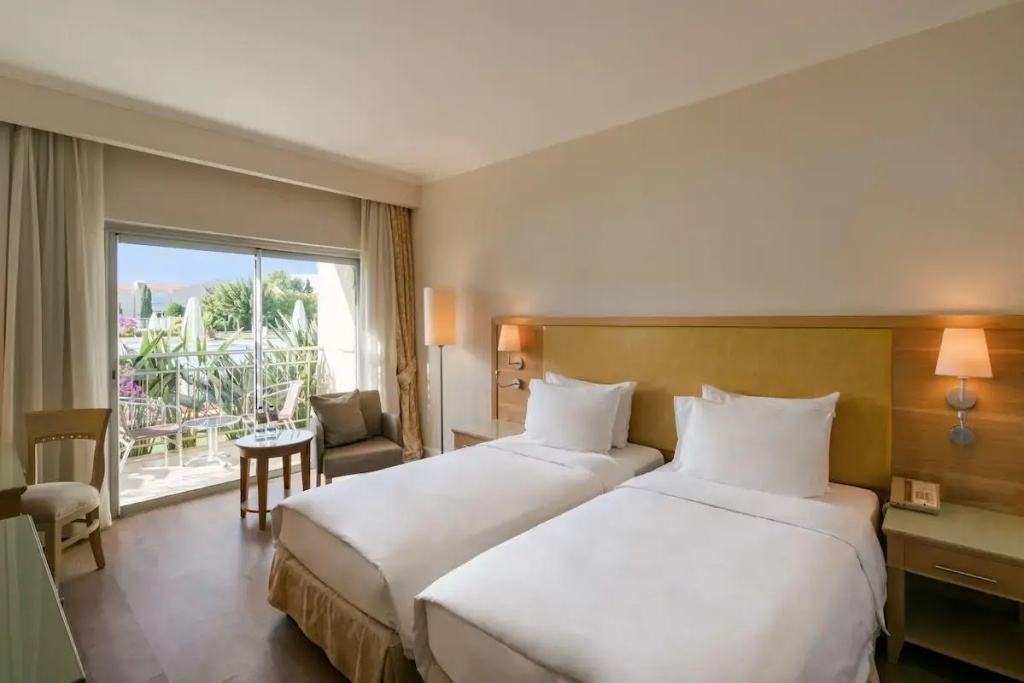 Premium Double room with balcony and with partial sea view (twin beds)