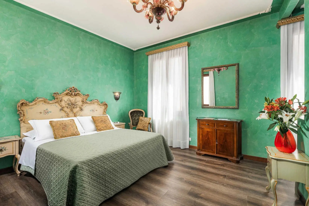 Deluxe Double room with canal view (full double bed)