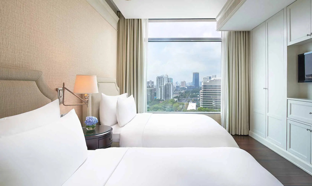 Люкс с 2 комнатами с видом на парк в Oriental Residence Bangkok