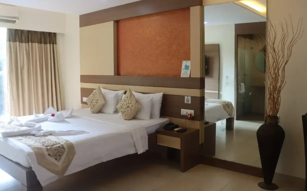 Double Junior Suite with pool view (full double bed)