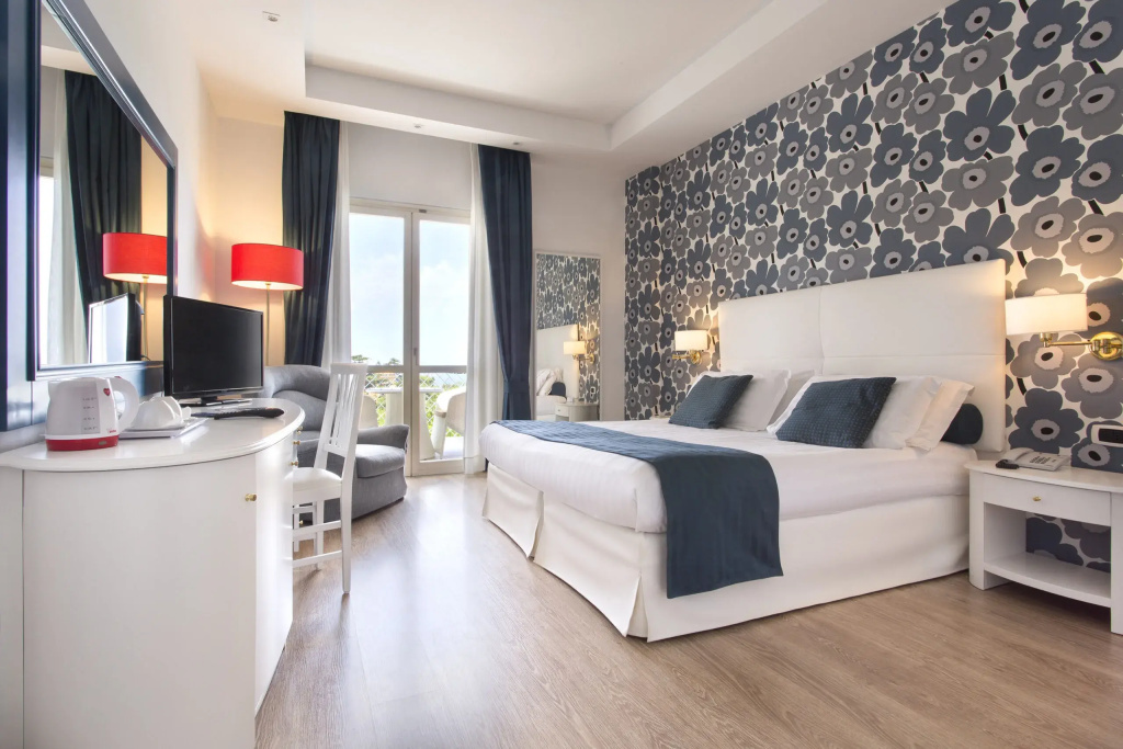 Zaira Double room with balcony and with sea view (full double bed)
