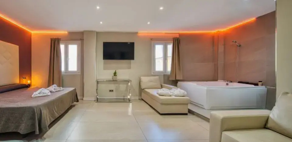 IV Double Jacuzzi Suite (full double bed)