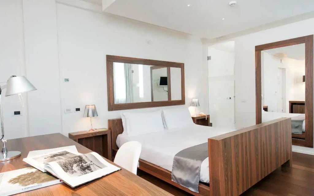 Superior Double Suite full double bed