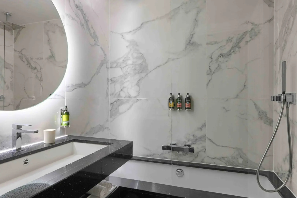 1 Bedroom Executive Double Suite with Champs-Elysées View (full double bed)