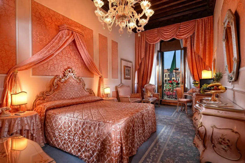 Honeymoon Double Junior Suite with balcony and with Grand canal view (full double bed)
