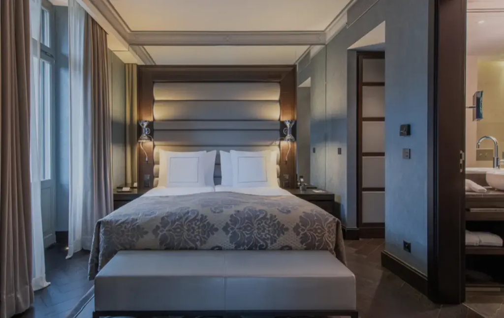 Double Savoy Suite (full double bed)