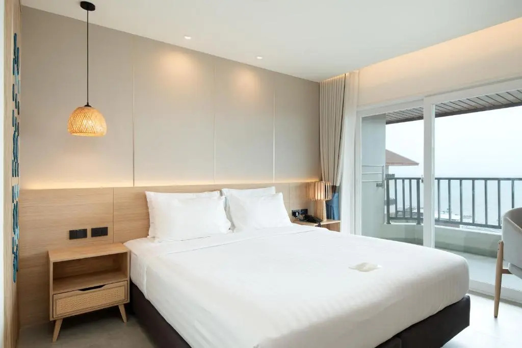 Двухместный номер Deluxe с видом на море двуспальная кровать в Jomtien Thani Hotel