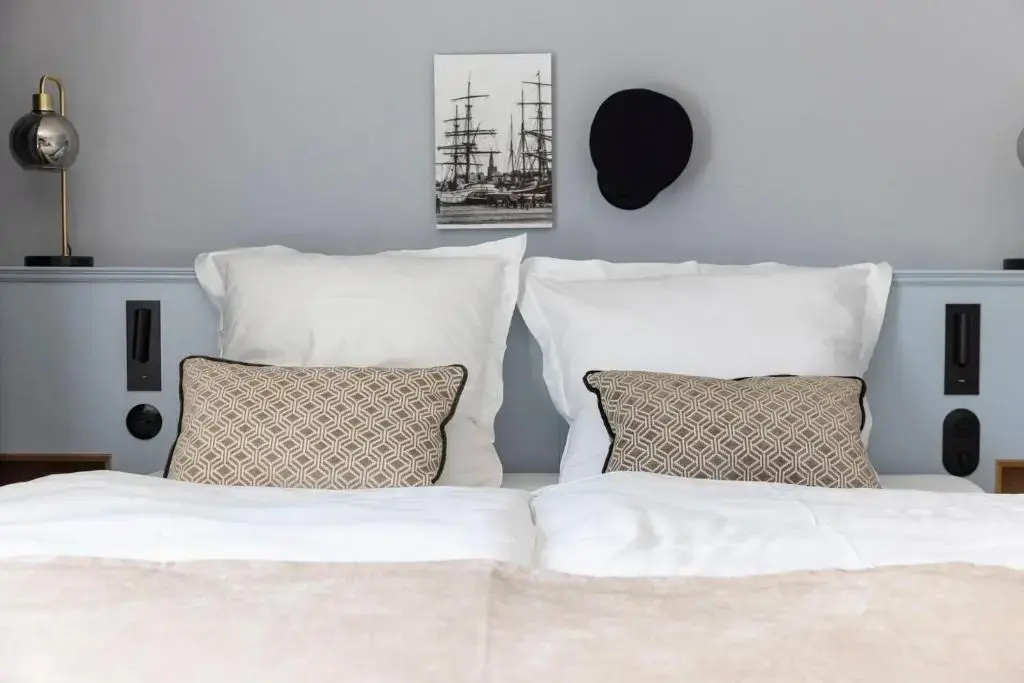 Small Double room (full double bed)