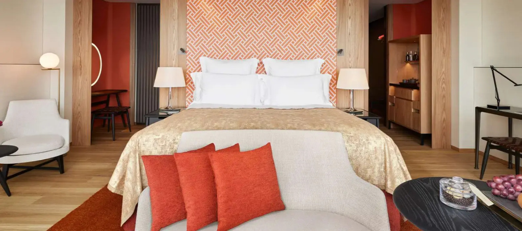 Deluxe Double room with Skyline view, bed type is subject to availability, full double bed room photo 1