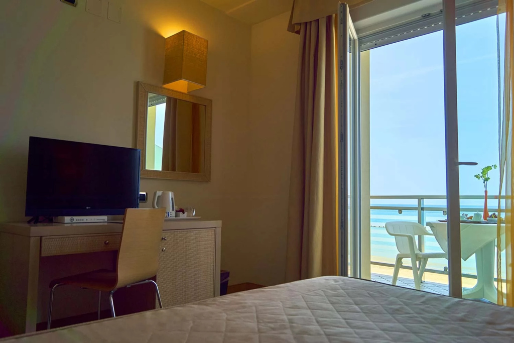 Double room with sea view (full double bed)