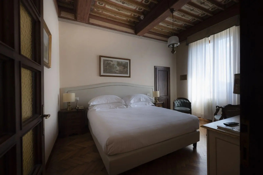 Deluxe Double room (full double bed)