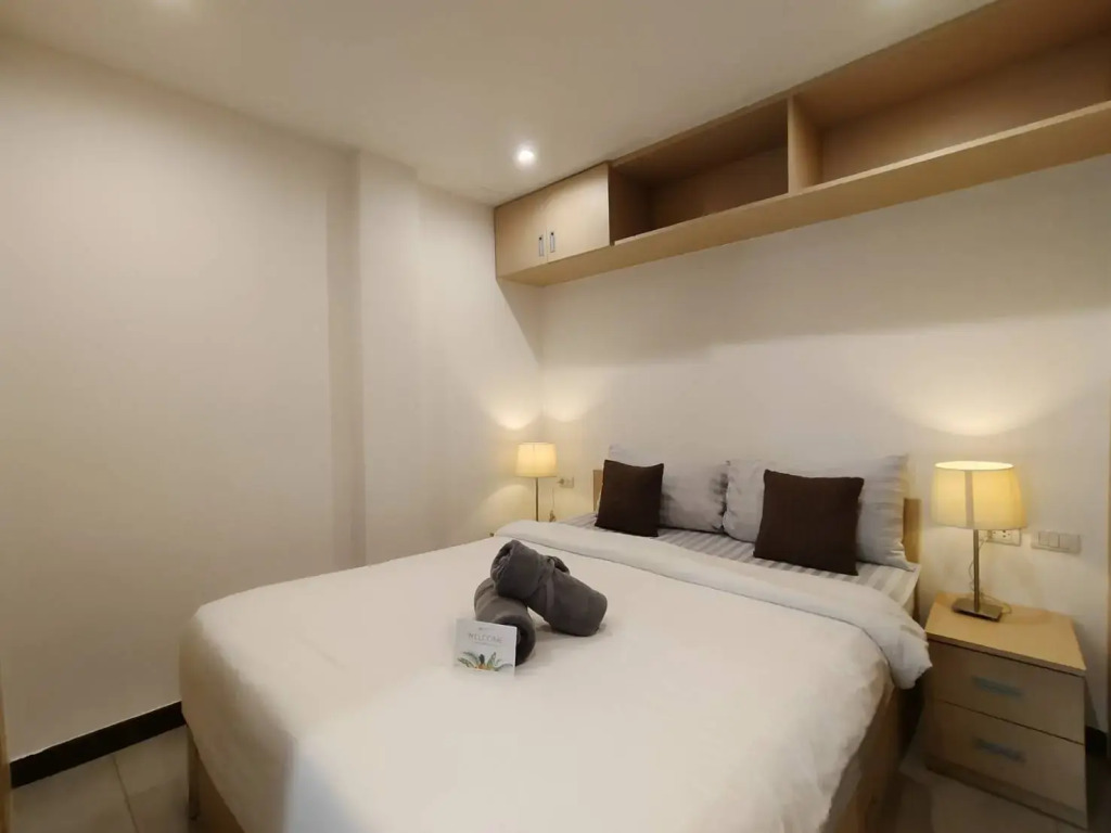 Двухместный номер Deluxe с балконом двуспальная кровать в Patong Bay Residence