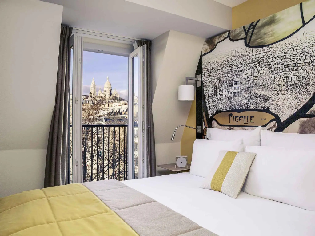Privilege Double room with balcony and with Sacré-Coeur view full double bed
