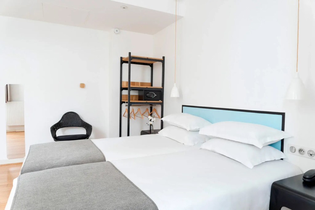 Connecting room