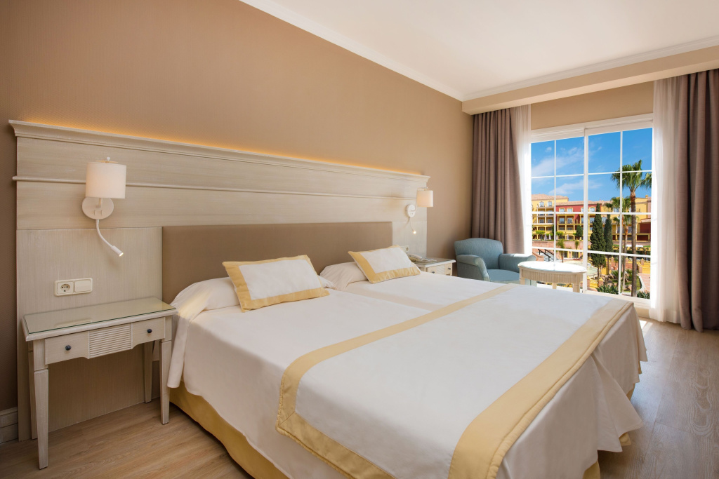 Double room with partial ocean view (twin beds)
