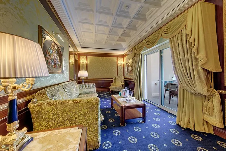 Presidential Double Suite with lake view (full double bed)