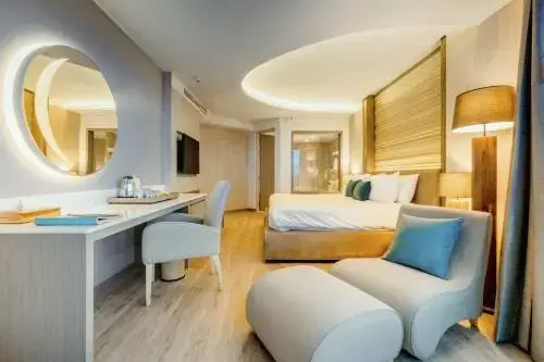 Deluxe Corner Double room with sea view (full double bed)