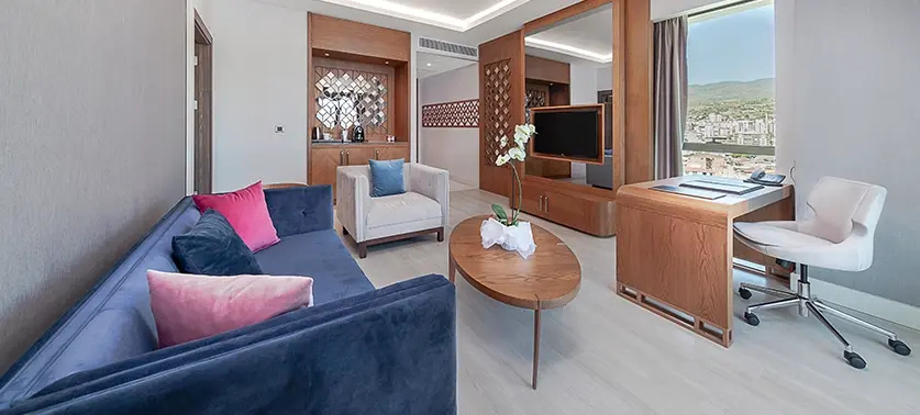 Corner Double Suite with city view (full double bed)