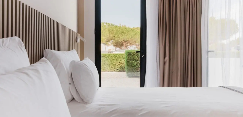 Double room with land view (full double bed)