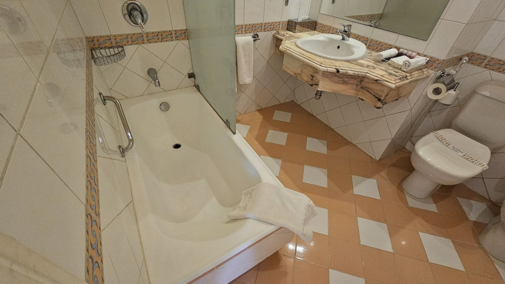 Sun Resort Aqua Park Sharm El-Sheikh: Tiled bathroom with a bathtub, shower, sink vanity, and toilet.