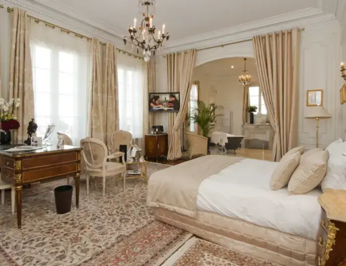 Deluxe Double Suite (full double bed)