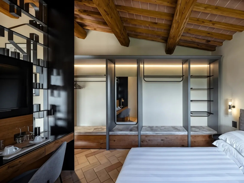 Deluxe Double Suite (full double bed)