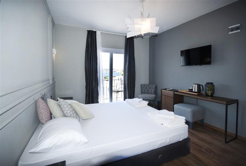 Deluxe Double room (full double bed)