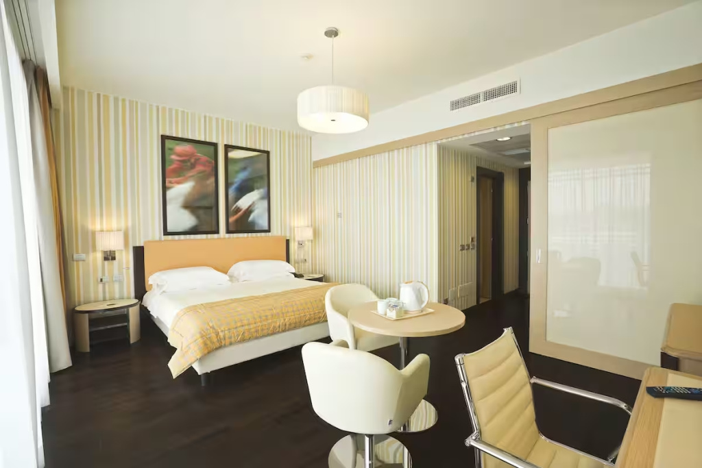 UNAHOTELS Varese - Tap to explore photos