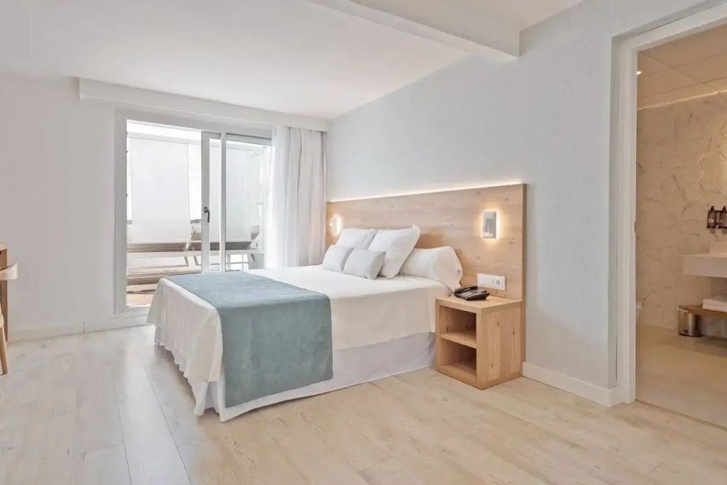 Premium Double room (full double bed)
