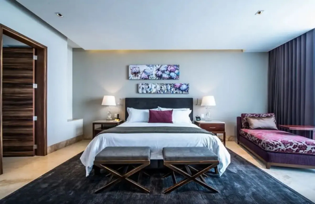 Square Double Suite full double bed