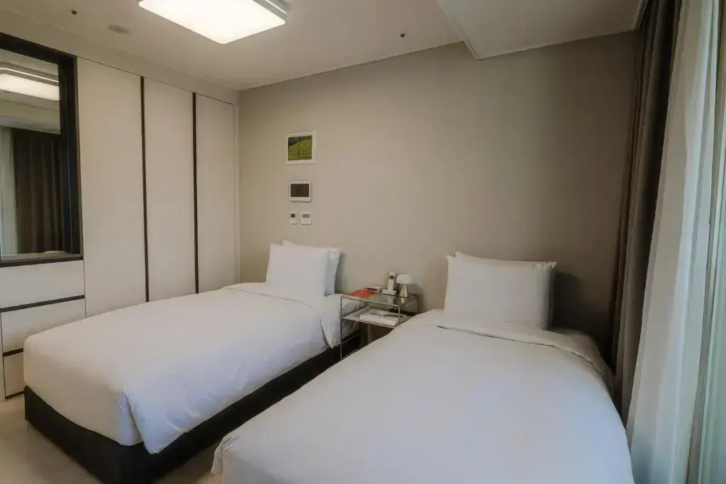 Basic Double room with harbour view (twin beds)