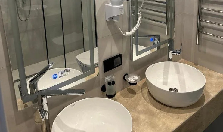 Двухместный люкс с 2 комнатами с видом на море двуспальная кровать в Изумруд