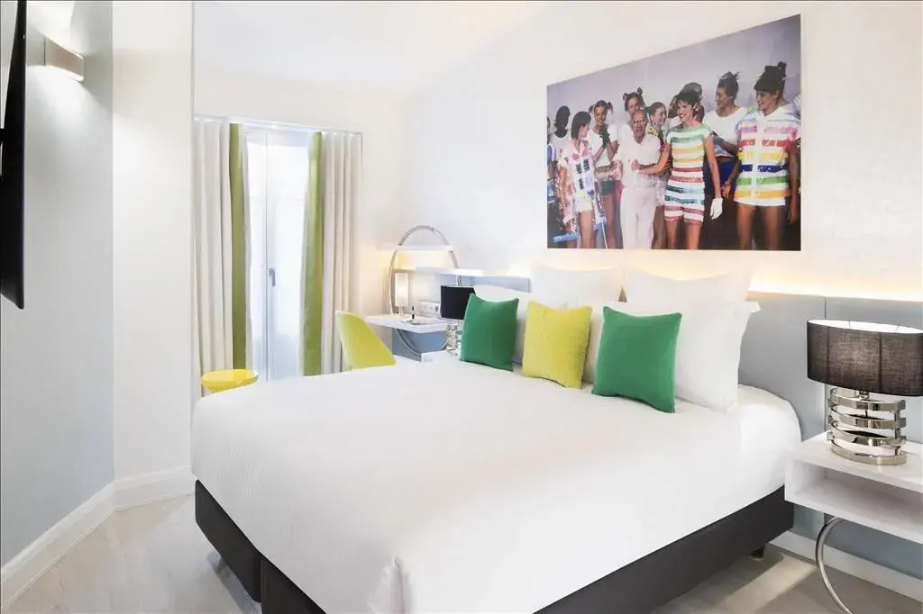 Connecting room