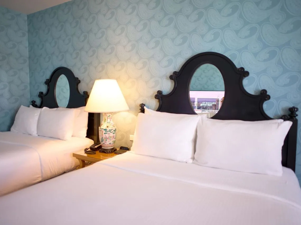 Deluxe Quadruple room with city view