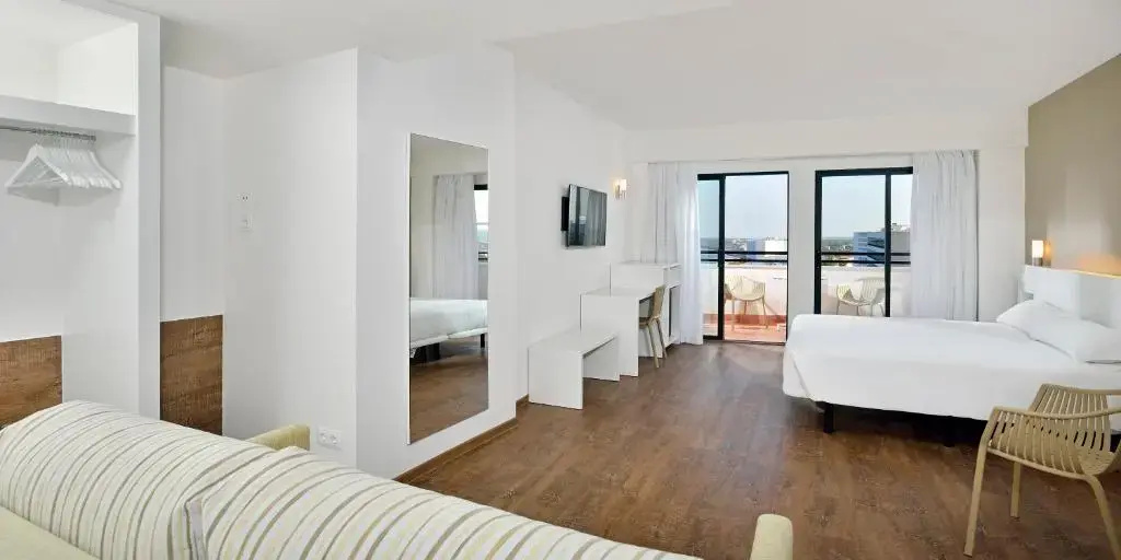 Double Junior Suite with sea view twin beds